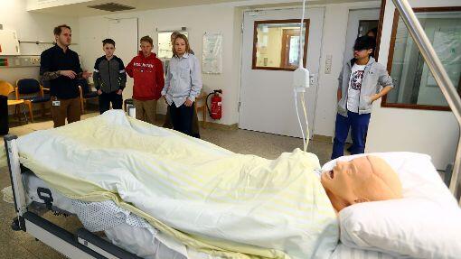 Auf der Sonderisolierstation liegt immerhin ein Dummy-Patient im Bett.
