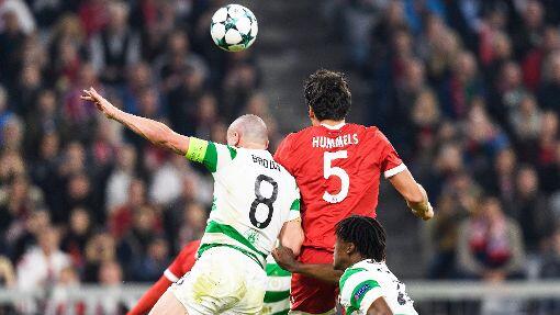 Kopfballstark: Mats Hummels (Mi.) für den FC Bayern.