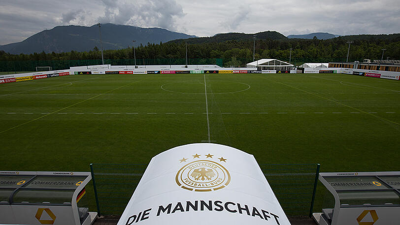 Die deutsche Nationalmannschaft bereitet sich in Eppan (Südtirol) auf die kommende WM vor. Klicken Sie sich in der Bilderstrecke durch Fotos vom Hotel- und Trainingsgelände.