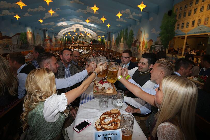 Klicken Sie sich durch die besten Bilder zum Oktoberfestbesuch der Sechzger.
