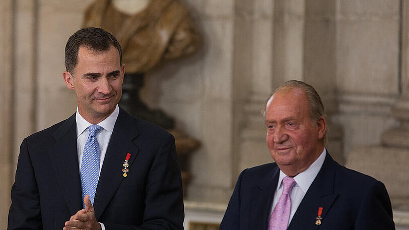König Felipe VI. mit seine Vater Juan Carlos.