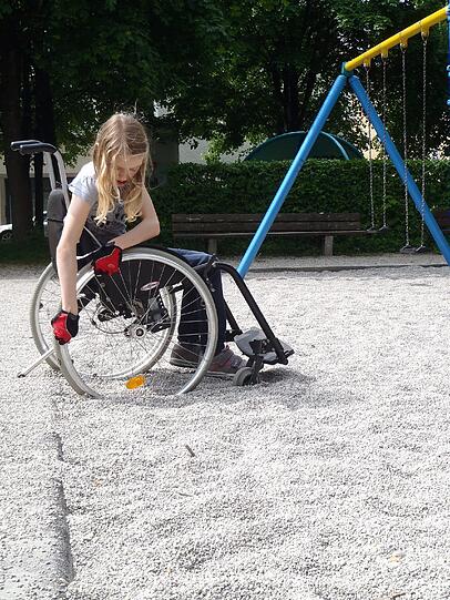 Ist der Spielplatz für Kinder im Rollstuhl geeignet?