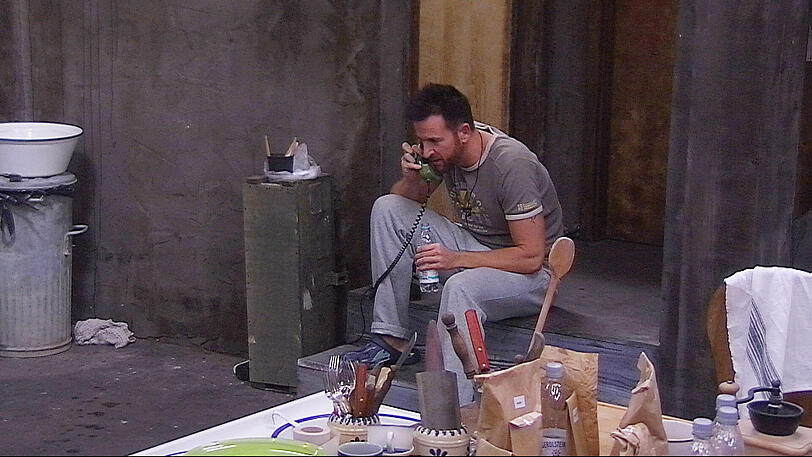 Gefühlsausbruch vom Wendler im Keller: Der Schlagerstar zeigt sich gerührt von den Aussagen seiner Mitbewohner.