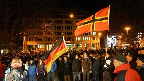 Bei einer Pegida-Gegendemonstration ist eine Demonstrantin offenbar von einem Polizisten verletzt worden.