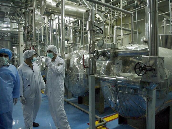 Techniker der Internationalen Atomenergiebehörde IAEO inspizieren eine Uranumwandlungsanlage in Isfahan.
