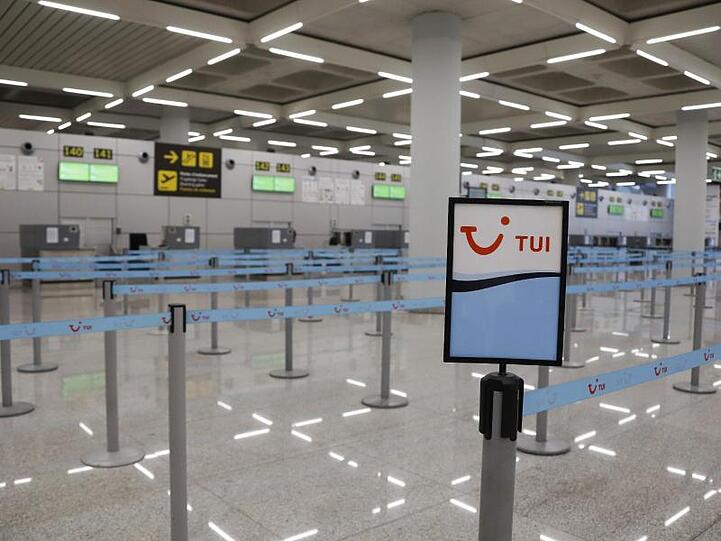 Tui unterbricht den überwiegenden Teil des Reisegeschäfts.