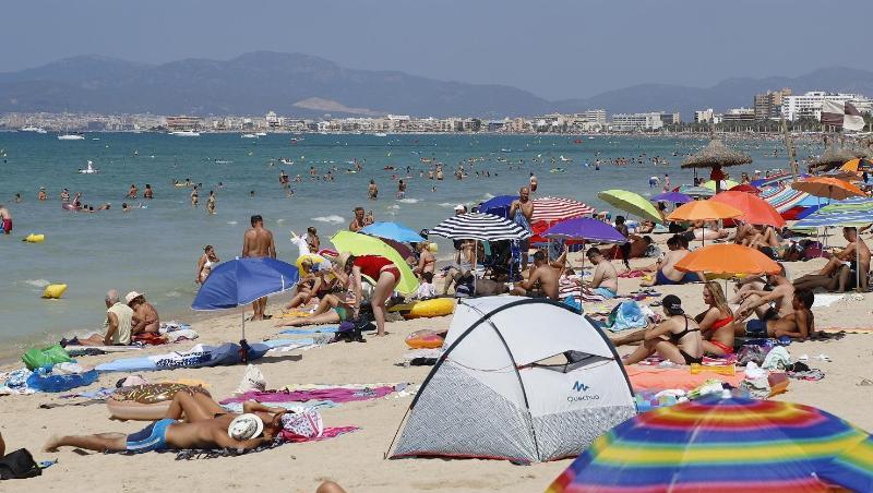 Hier darf weiter gequalmt werden: Touristen sonnen sich am Strand von El Arenal auf Mallorca. Hier darf weiter gequalmt werden: Touristen sonnen sich am Strand von El Arenal auf Mallorca.