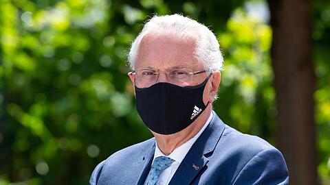 Joachim Herrmann (CSU) trägt einen Mund-Nasen-Schutz. Foto: Sven Hoppe/dpa/Archivbild