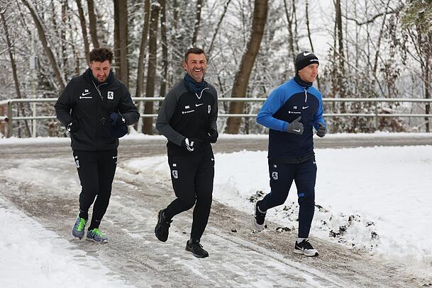 Spezialtraining für den Spielmacher: Martin Kobylanski (r.) läuft mit Trainer Michael Köllner (M.) und Stefan Reisinger.