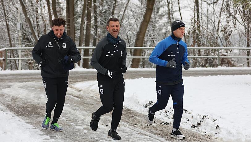 Spezialtraining für den Spielmacher: Martin Kobylanski (r.) läuft mit Trainer Michael Köllner (M.) und Stefan Reisinger. Spezialtraining für den Spielmacher: Martin Kobylanski (r.) läuft mit Trainer Michael Köllner (M.) und Stefan Reisinger.