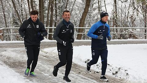 Spezialtraining für den Spielmacher: Martin Kobylanski (r.) läuft mit Trainer Michael Köllner (M.) und Stefan Reisinger.