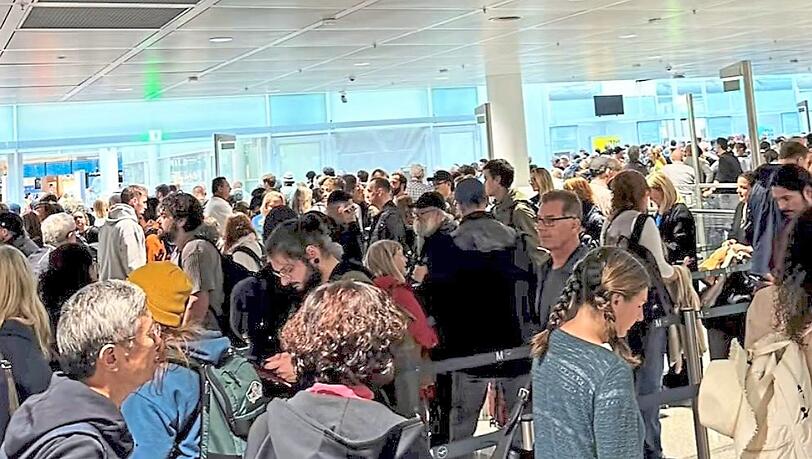 Stundenlang standen Hunderte Passagiere vor den Sicherheitskontrollen am Flughafen an. Manche von ihnen haben auch ihren Flug verpasst. Jetzt will der Flughafenbetreiber an einigen Stellschrauben drehen.