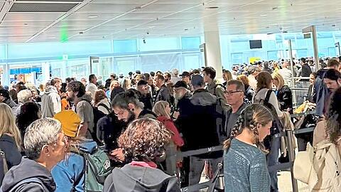 Stundenlang standen Hunderte Passagiere vor den Sicherheitskontrollen am Flughafen an. Manche von ihnen haben auch ihren Flug verpasst. Jetzt will der Flughafenbetreiber an einigen Stellschrauben drehen.