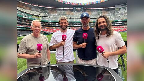 MagentaTV: Tom Kaulitz (r.) mit J&uuml;rgen Klopp, Thomas M&uuml;ller und Johannes B. Kerner.