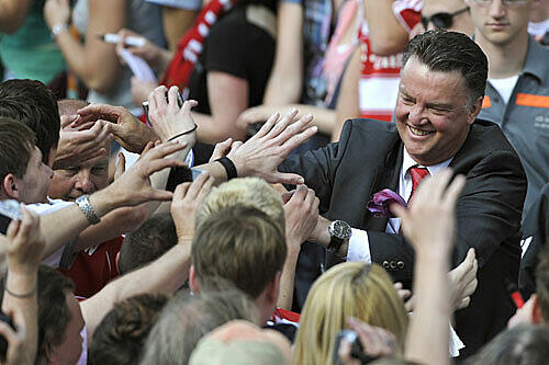 Beliebt ist Louis van Gaal in München. Die Bayern wollen nicht zuletzt darum, dass der Coach länger bleibt.