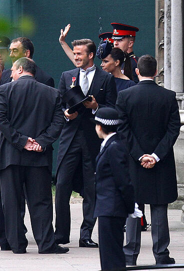 Die ersten Gäste kommen an der Westminster Abbey an: Fußballstar David Beckham mit seiner Frau Victoria.