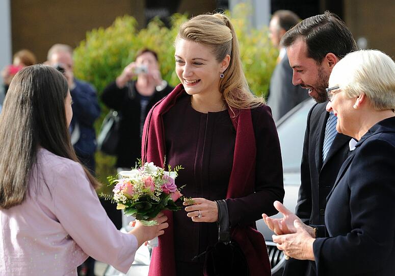 Blumen für die schöne Braut: Serena Boulkemoun (links) von Nationalen Studentenrat beglückwünscht Stéphanie de Lannoy. Morgen wird die Gräfin Prinz Guillaume von Luxemburg heiraten.