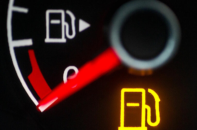 Das kleine Dreieck in der Tankanzeige im Auto neben dem Zapfsäulen-Symbol: Kaum einer weiß, was es bedeutet. Die AZ erklärt's.