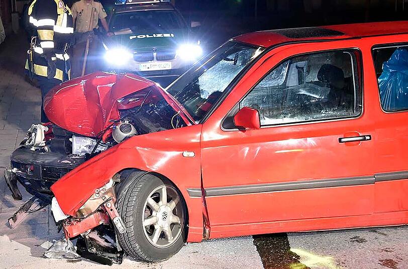 Bilder vom Verkehrsunfall in Planegg: Der Fahrer verlor die Kontrolle über seinen Wagen und krachte gegen das Tor einer Einfahrt.