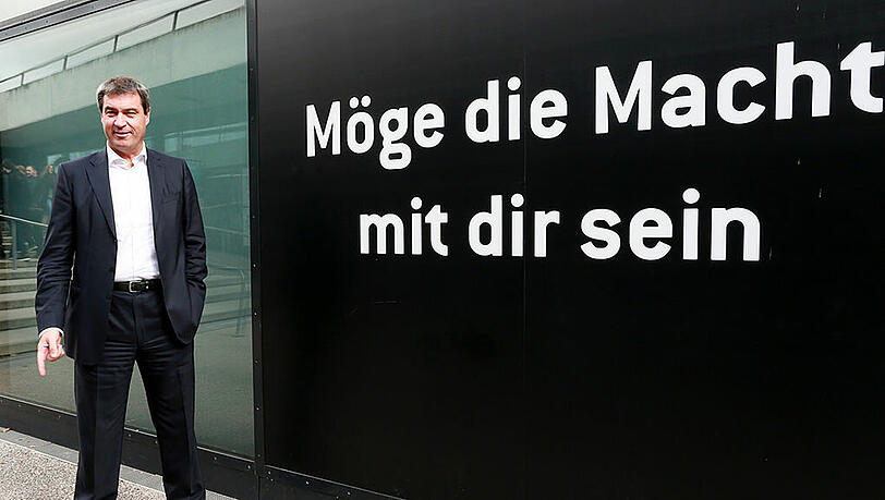Allein unter Sturmtruppen: Die Bilder von Markus Söders Auftritt in der Ausstellung "Star Wars - Identities". Allein unter Sturmtruppen: Die Bilder von Markus Söders Auftritt in der Ausstellung "Star Wars - Identities".
