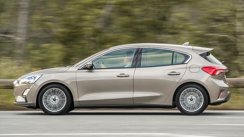Länger, breiter und dabei etwas flacher als bisher ist die aktuelle vierte Generation des Ford Focus.