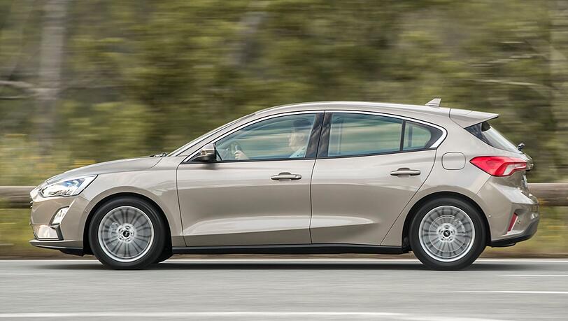 Länger, breiter und dabei etwas flacher als bisher ist die aktuelle vierte Generation des Ford Focus.