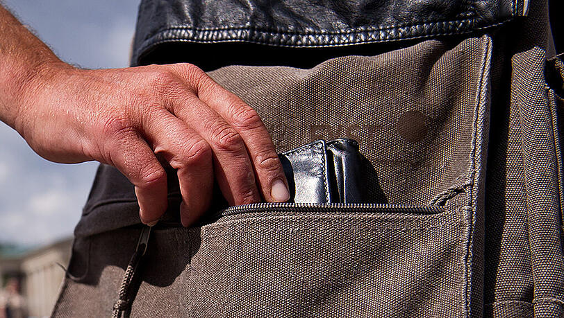 Ohne dass es der Rentner bemerkte, klaute einer der Täter dem 88-Jährigen den Geldbeutel. Ohne dass es der Rentner bemerkte, klaute einer der Täter dem 88-Jährigen den Geldbeutel.