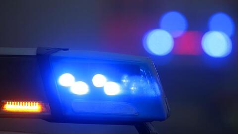 Ein Blaulicht leuchtet an einer Polizeistreife. Foto: Karl-Josef Hildenbrand/dpa/Symbolbild