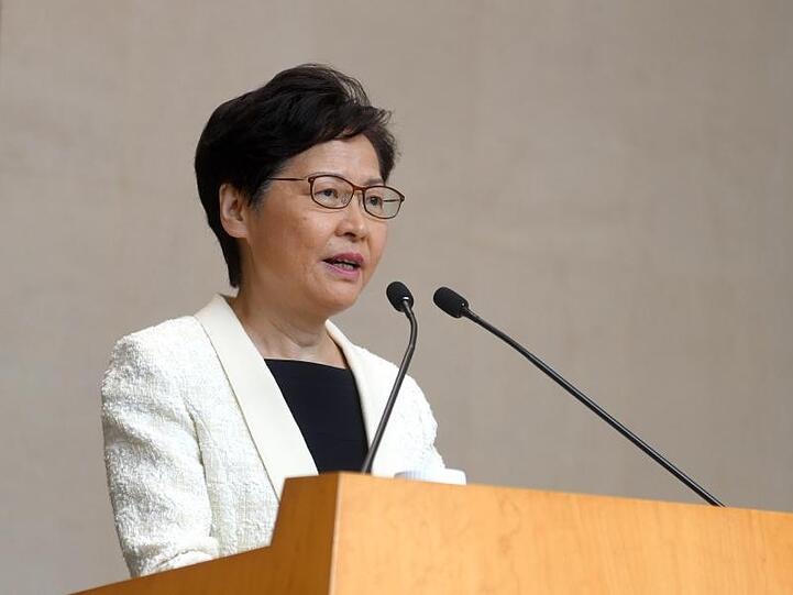 Carrie Lam, Regierungschefin der chinesischen Sonderverwaltungszone, am Dienstag bei einer Pressekonferenz in Hongkong.