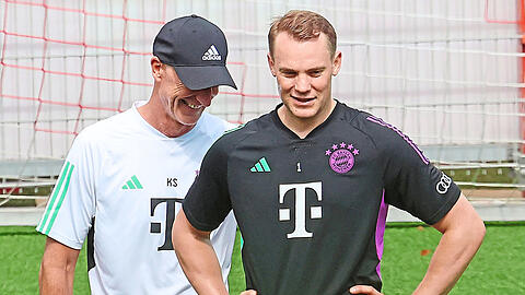 Gute Laune bei Bayerns Nummer eins – weil für Manuel Neuer endlich ein Licht am Ende des Reha-Tunnels zu erkennen ist – und mit Daniel Peretz und Sven Ulreich kein teaminterner Konkurrent in Sicht.