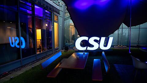 Das Logo der CSU im Innenhof der Parteizentrale in München.