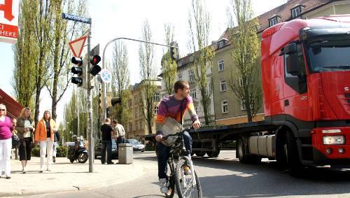 Gefährliche Ecke: die Kreuzung Lindwurm-/Poccistraße. Gefährliche Ecke: die Kreuzung Lindwurm-/Poccistraße.