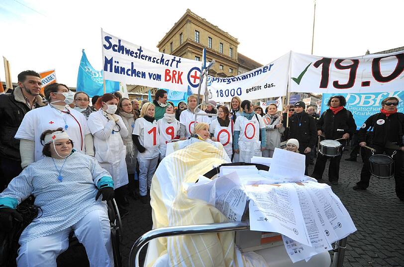 Am Mittwoch demonstrieren laut Bayerischer Arbeitsgemeinschaft zur Förderung der Pflegeberufe rund 3.000 Menschen für bessere Rahmenbedingungen in der Pflege. In vielen Einrichtungen soll bereits Pflegenotstand herrschen.
