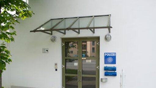 Der Wildbiesler suchte sich ausgerechnet eine Polizeiwache als Wand aus. Der Wildbiesler suchte sich ausgerechnet eine Polizeiwache als Wand aus.