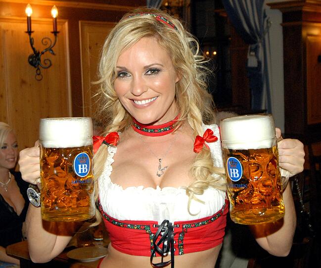 ...kam zum Beispiel 2006 - und speiste vorher mit seinen Bunnys im Hofbräuhaus zu Schweinsbraten und Bier.