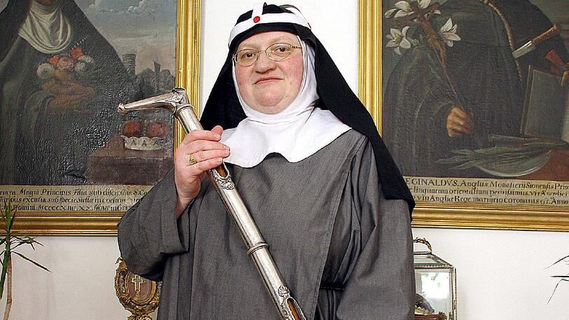 Unermüdliche Kämpferin: Schwester Apollonia mit dem Wanderstock der Heiligen Birgitta, Namensgeberin des Ordens.