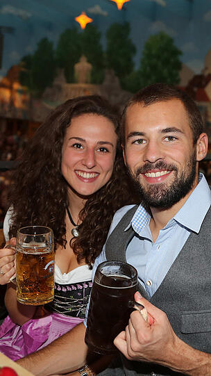 Der Kapitän macht&rsquo;s vor: Felix Weber mit Freundin und Spezi.