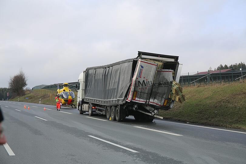 Ein Lastwagen ist am Mittwochmorgen auf der A9 auf einen anderen gekracht. Dabei wurde einer der beiden Fahrer verletzt. Die Feuerwehr musste ihn aus dem Führerhaus befreien.