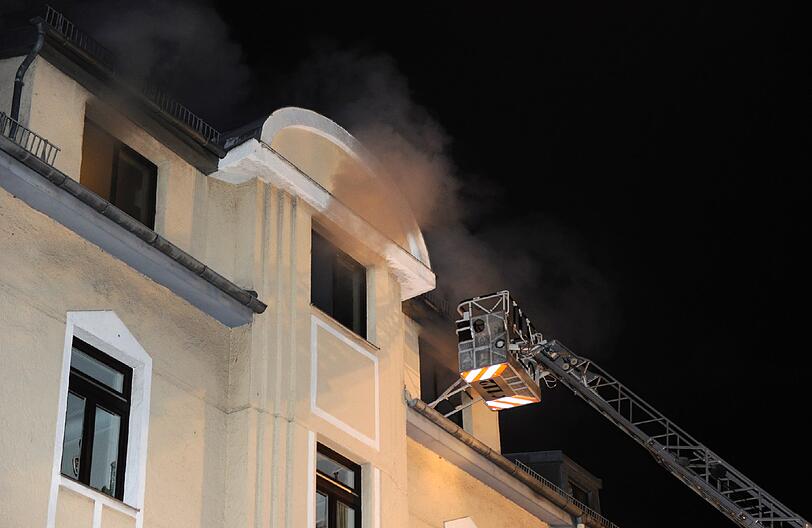 Dichter Rauch steigt aus den Fenstern der Wohnung im dritten Stock auf.