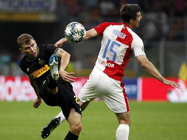 Inter Mailands Nicolo Barella (l) im Zweikampf mit Ondrej Kudel von Slavia Prag.