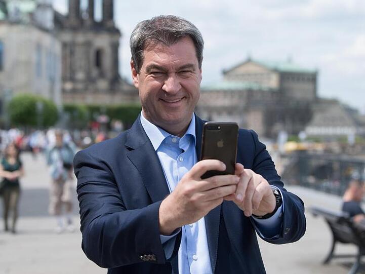 Markus Söder (CSU), Ministerpräsident von Bayern, macht ein Selfie. Foto: Sebastian Kahnert