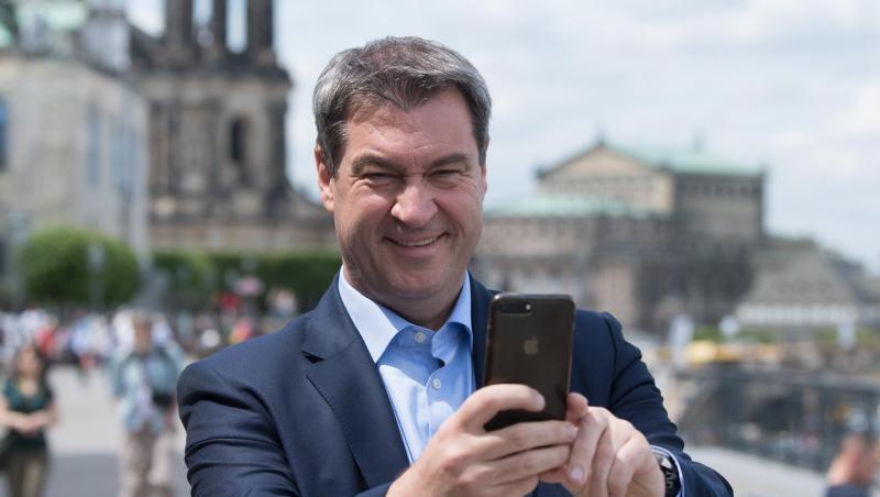 Markus Söder (CSU), Ministerpräsident von Bayern, macht ein Selfie. Foto: Sebastian Kahnert Markus Söder (CSU), Ministerpräsident von Bayern, macht ein Selfie. Foto: Sebastian Kahnert