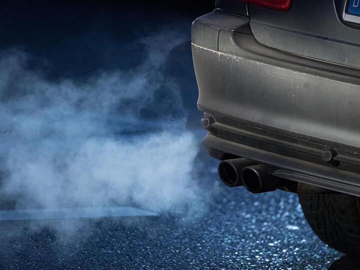 Abgase kommen aus dem Auspuff eines Autos. Foto: Marijan Murat/Archivbild