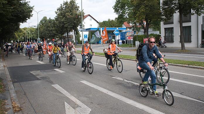 Auf der Waffenschmiedstraße in Bogenhausen am Samstagmittag: Hunderte Radler demonstrieren gegen die IAA bei einer Sternfahrt durch die Stadt.