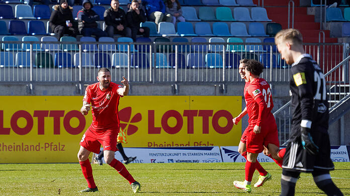 Ex-Löwe Sascha Mölders trifft erstmals in einem Pflichtspiel für Großaspach.