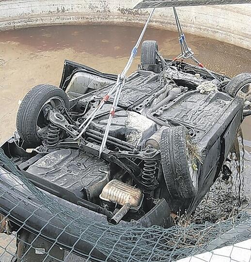 In diesem Wrack starb eine Baby: Nach dem Unfall wurden die Reste des Autos aus der vier Meter tiefen Güllegrube geborgen.