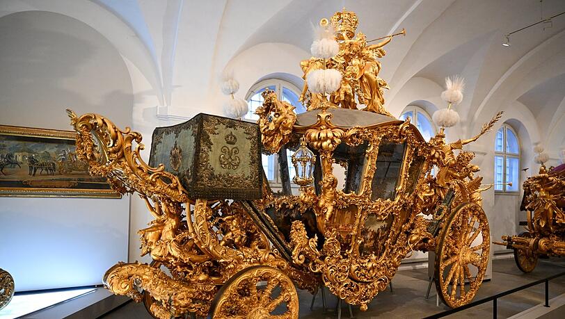 Ebenfalls im Marstallmuseum zu bewundern gibt es den großen Gala-Wagen von Ludwig II. Er war seinerzeit etwa so viel wert wie 120 Bauernhöfe.