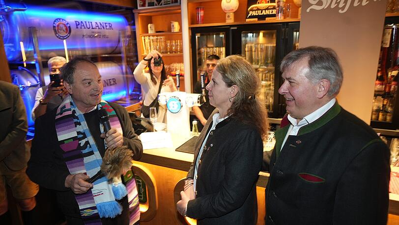 Pfarrer Schie&szlig;ler tr&auml;gt einen L&ouml;wen-Schal unter seiner Stola, als er die Paulaner Sportsbar von Christine und Lorenz Stiftl segnet. Das Bier flie&szlig;t hier aus geeisten Zapfh&auml;hnen. Auf 14 Bildschirmen werden Live&uuml;bertragungen gezeigt.