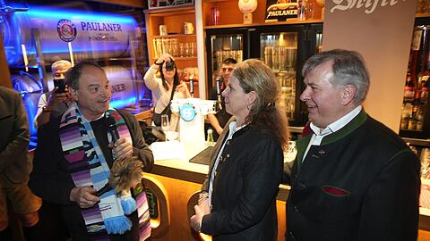 Pfarrer Schie&szlig;ler tr&auml;gt einen L&ouml;wen-Schal unter seiner Stola, als er die Paulaner Sportsbar von Christine und Lorenz Stiftl segnet. Das Bier flie&szlig;t hier aus geeisten Zapfh&auml;hnen. Auf 14 Bildschirmen werden Live&uuml;bertragungen gezeigt.