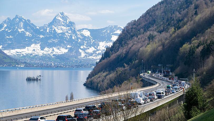 Am Gotthardtunnel ist zu Sto&szlig;zeiten stundenlange Geduld n&ouml;tig. (Archivbild)